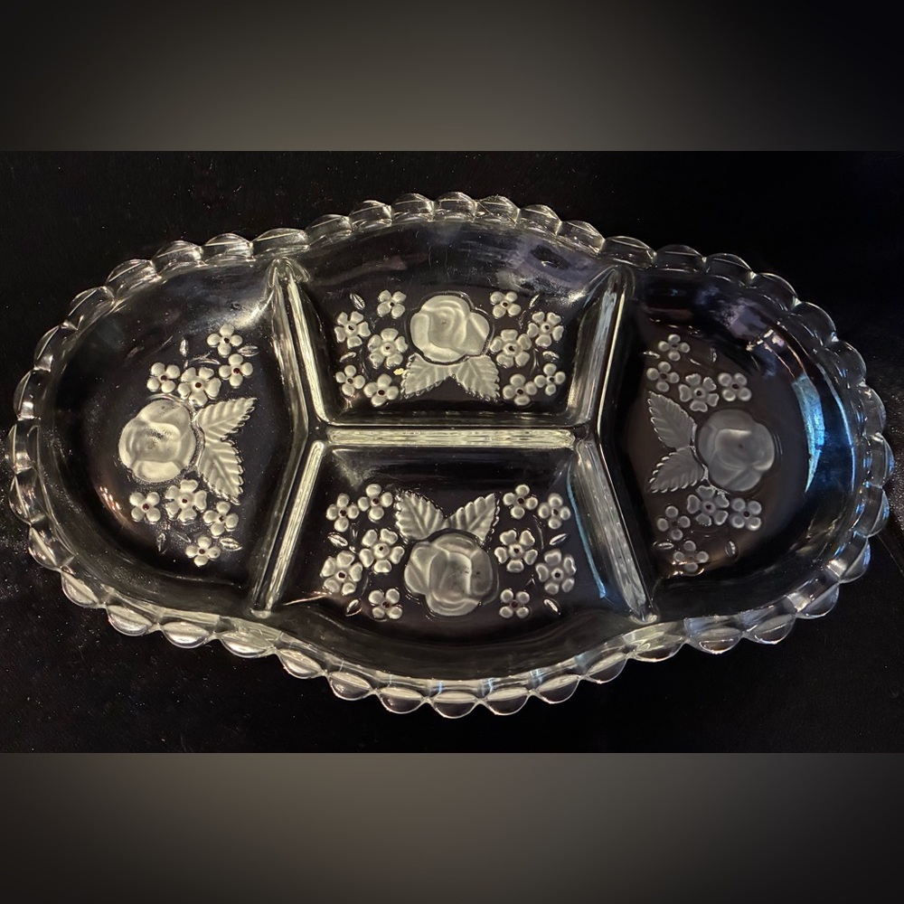 🌹 Vintage Clear Glass Divided Relish Tray – Frosted Roses & Red Accents, 12x7.5